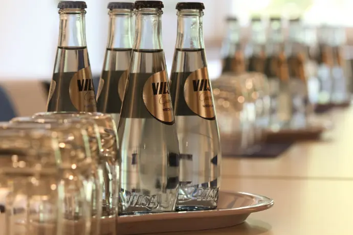 Wasserflaschen und Gläser für das Catering im Schlauen Haus Oldenburg