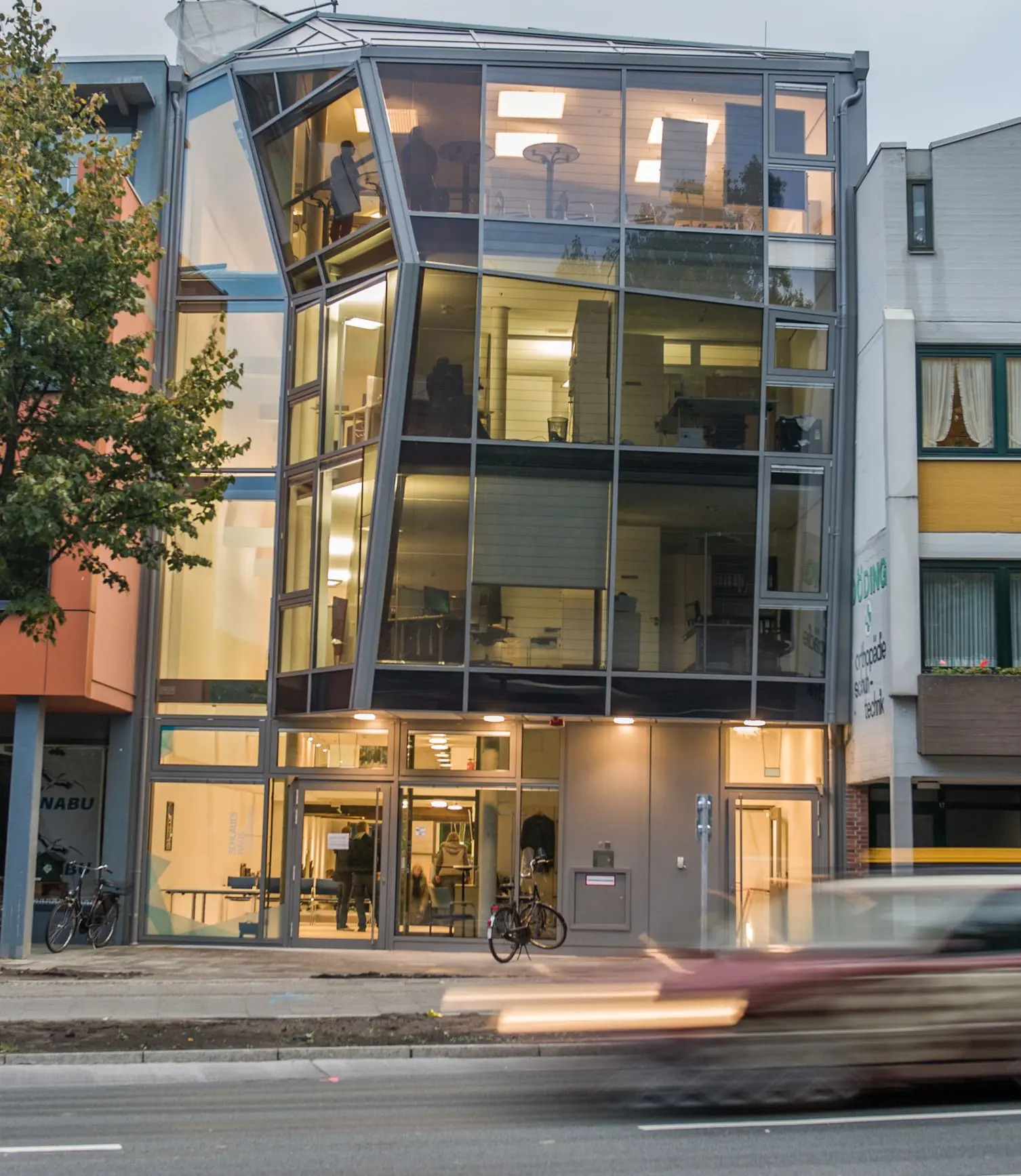 Moderne Glasfassade des Schlauen Hauses Oldenburg