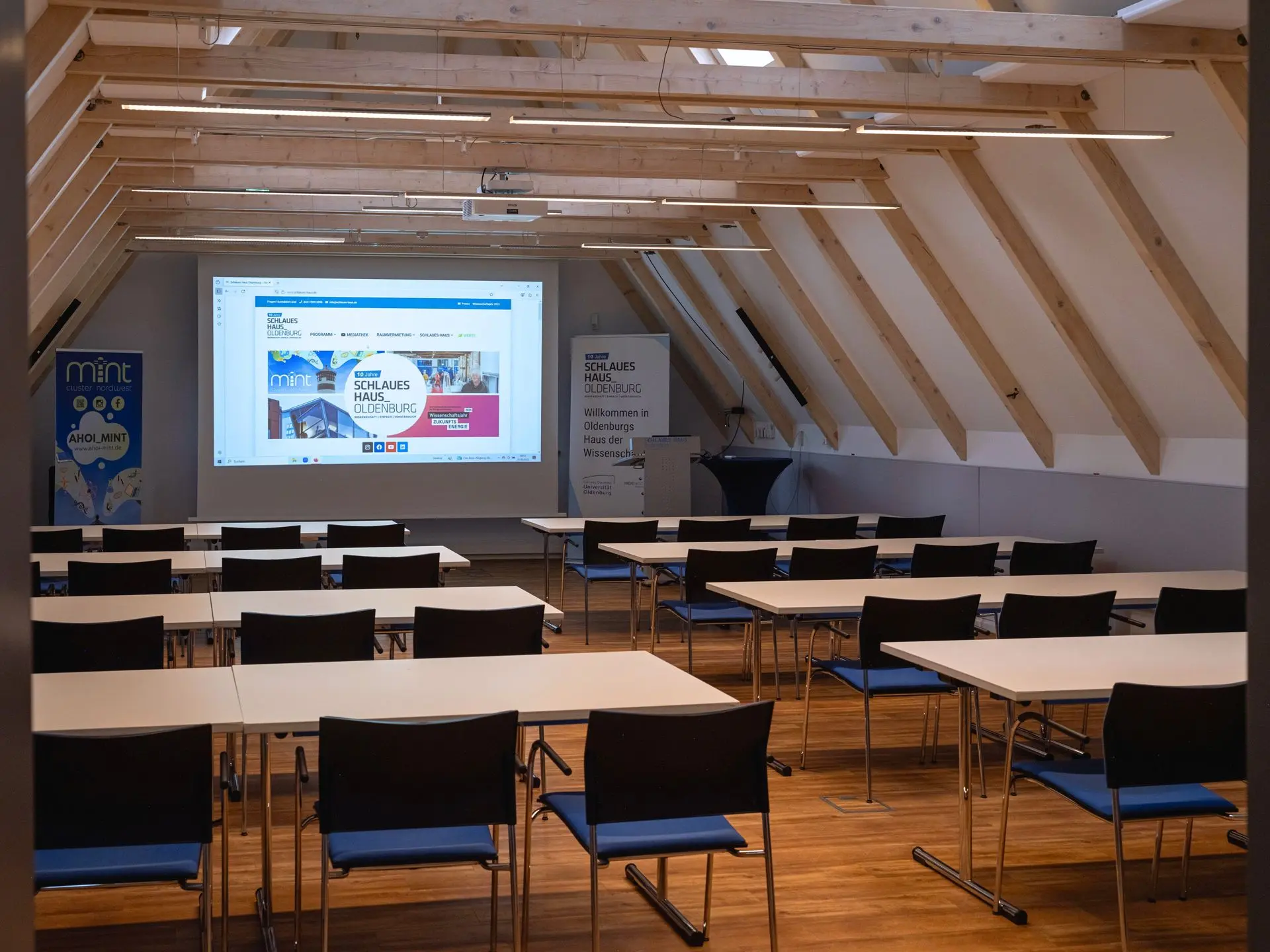 Veranstaltungsraum Eins im Schlauen Haus Oldenburg mit Seminarbestuhlung und Präsentationstechnik