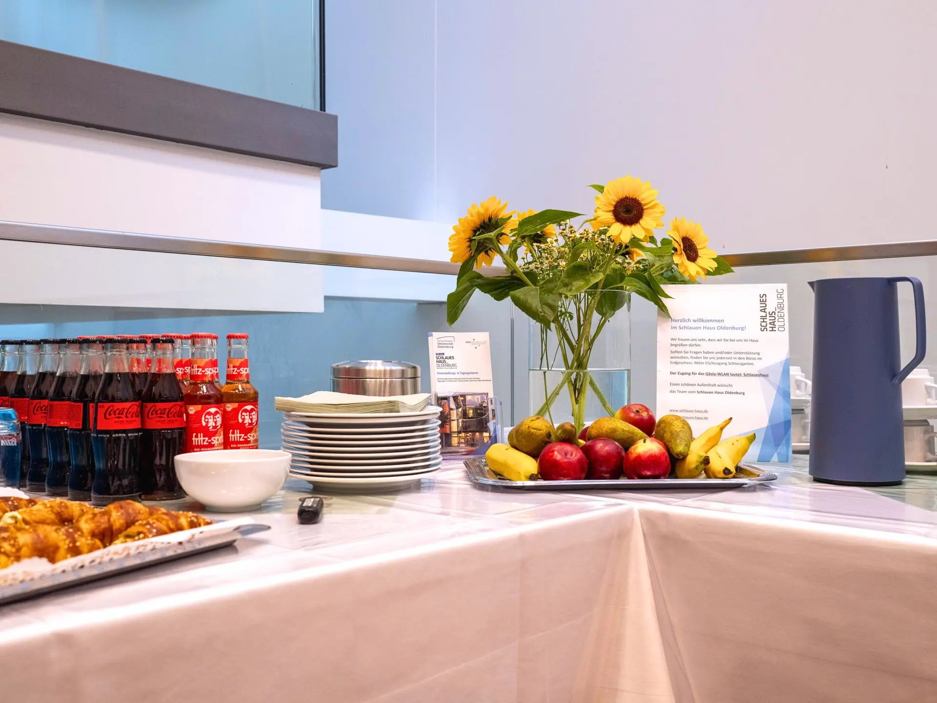 Cateringbuffet mit Getränken und Obst im Schlauen Haus Oldenburg