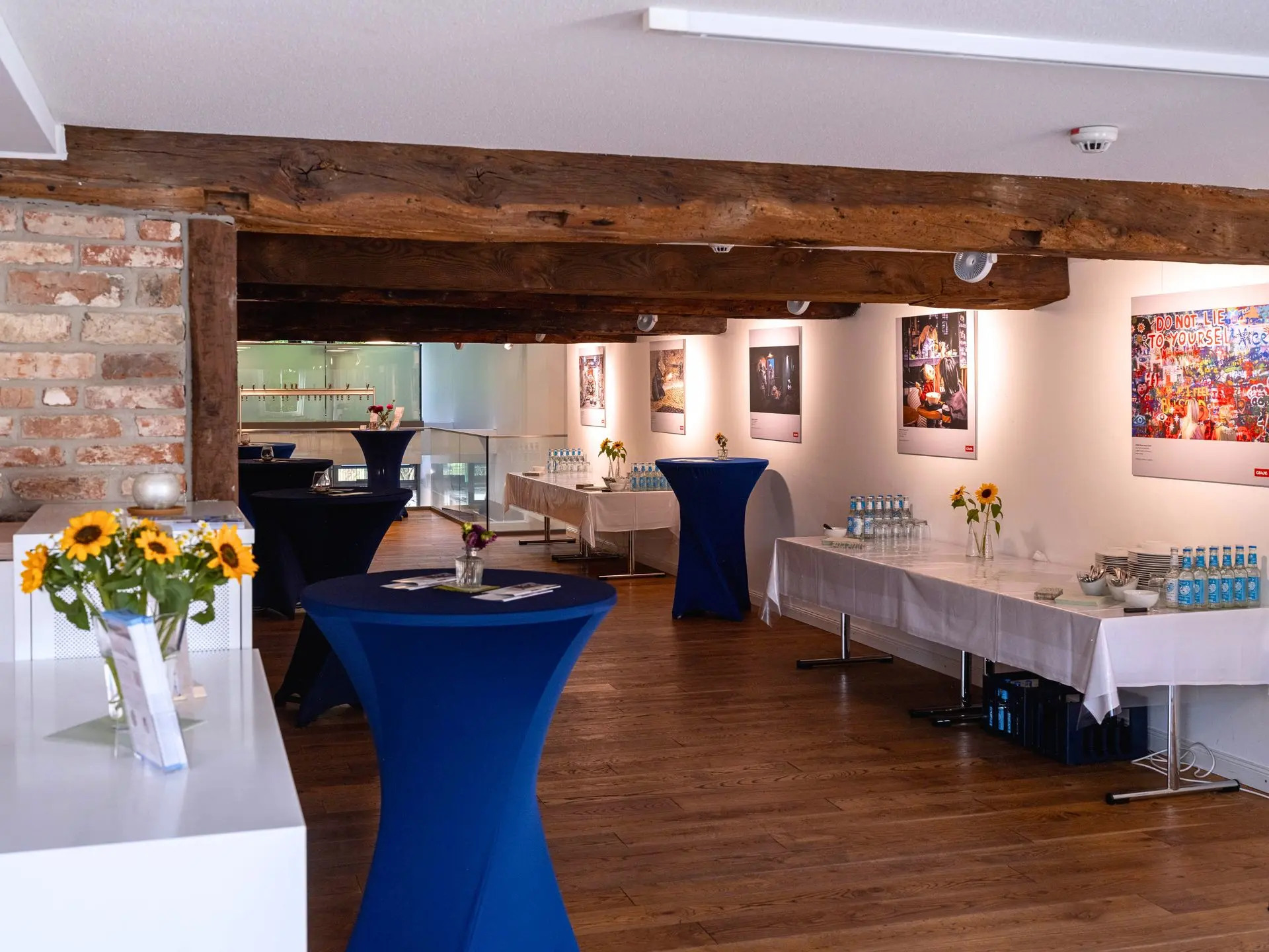 SHO_Lounge im Schlauen Haus Oldenburg mit Stehtischen und aufgebautem Cateringbuffet