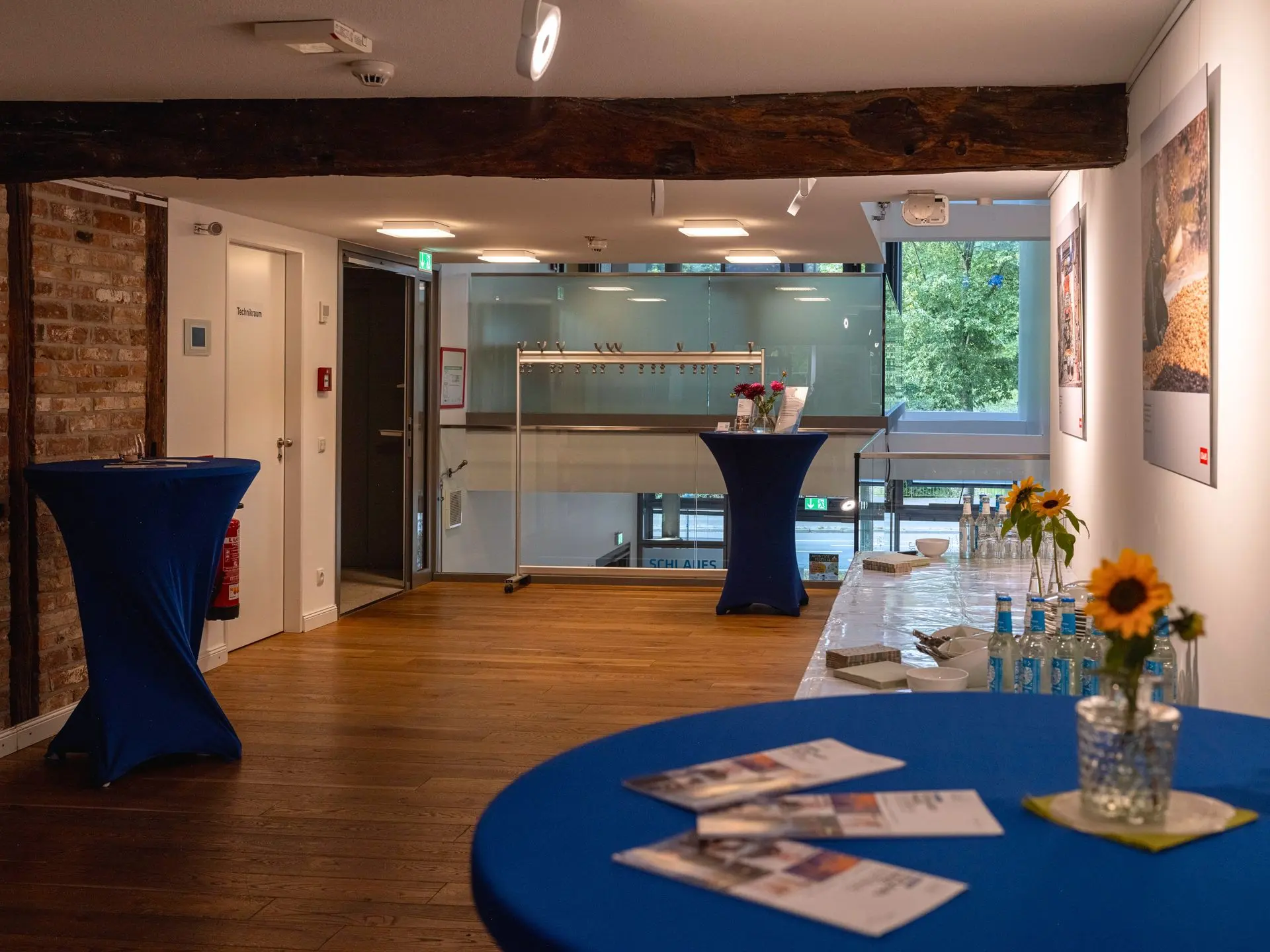 SHO_Lounge im Schlauen Haus Oldenburg mit Stehtischen für einen Empfang