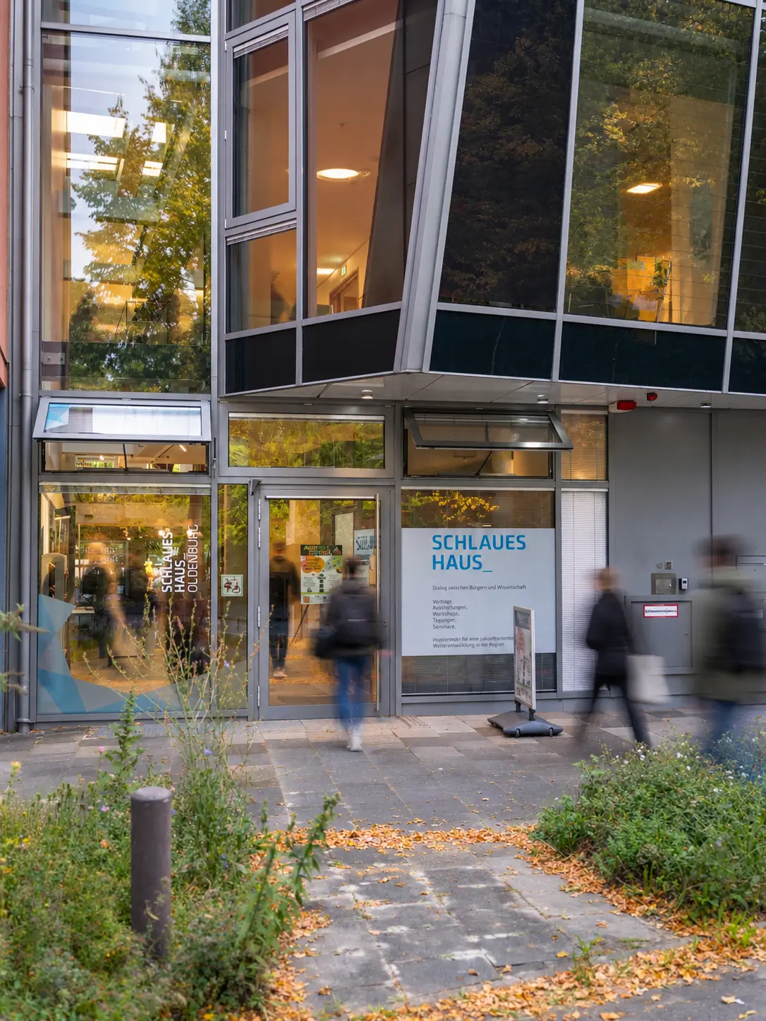 Moderner Eingang des Schlauen Hauses Oldenburg am Schlossplatz