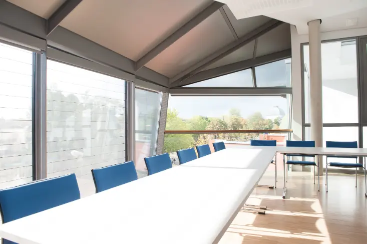 Veranstaltungsraum im Schlauen Haus Oldenburg mit großer Fensterfront und flexibler Bestuhlung